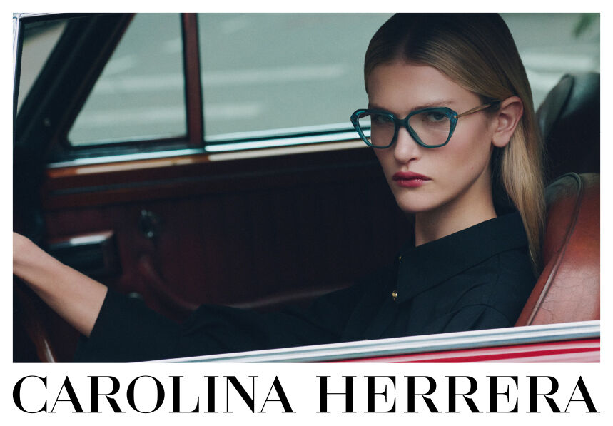 Nainen autossa ja Carolina Herrera -teksti